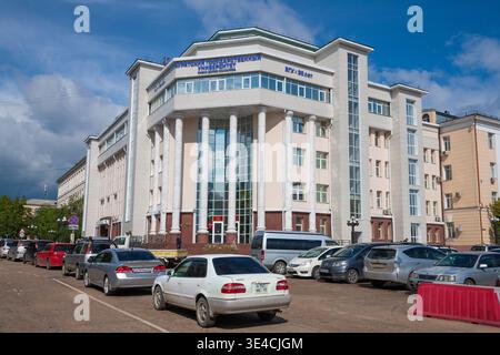 ULAN-UDE, RUSSLAND - 05. SEPTEMBER 2025: Das Gebäude der Burjaten Staatlichen Universität an einem sonnigen Septembertag Stockfoto