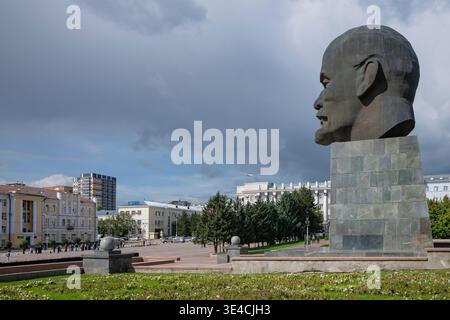 ULAN-UDE, RUSSLAND - 5. SEPTEMBER 2025: Denkmal für W.I. Lenin (Uljanow) auf dem Sovetow-Platz an einem sonnigen Septembertag Stockfoto