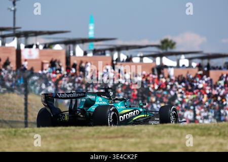 SUZUKA, JAPAN - 27. MÄRZ: Lance Walk of Canada fährt das (18) Aston Martin Aramco Formel-1-Team AMR26 während des Trainings vor dem Formel-1-Grand-Prix von Japan auf dem Suzuka Circuit am 27. März 2026 in Suzuka, Japan. (Foto: Paddocker) Stockfoto