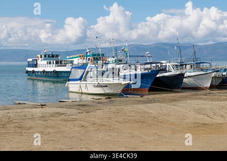 KHUZHIR, RUSSLAND - 09. SEPTEMBER 2025: Freizeitboote im Hafen von Khuschr an einem sonnigen Tag. Olkhon Insel, Baikalsee Stockfoto