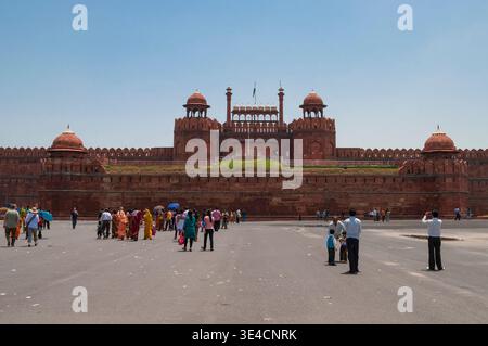 NEW DELHI, INDIEN - 22. MAI 2011: An den Mauern des Roten Forts an einem sonnigen Tag Stockfoto