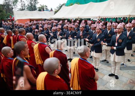 Kathmandu, Nepal. März 2026. Junge Priester und Mönche führen Rituale während der Vereidigung in der Präsidentenresidenz durch. Quelle: SOPA Images Limited/Alamy Live News Stockfoto