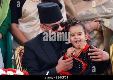 Kathmandu, Nepal. März 2026. Der neu ernannte Premierminister Balen Shah hält seine Tochter während der Vereidigung in der Präsidentenresidenz fest. Quelle: SOPA Images Limited/Alamy Live News Stockfoto