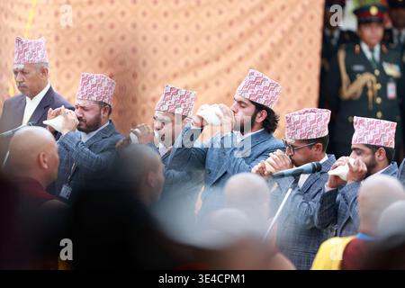 Kathmandu, Nepal. März 2026. Junge Priester und Mönche führen Rituale während der Vereidigung in der Präsidentenresidenz durch. (Foto: Skanda Gautam/SOPA Images/SIPA USA) Credit: SIPA USA/Alamy Live News Stockfoto