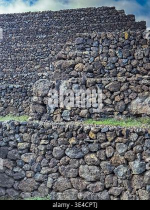 Die Pyramiden von Guimar, ein geheimnisvolles Stufengestein auf Teneriffa, Kanarischen Inseln, Spanien. Umgeben von üppiger Vegetation und bergig Stockfoto