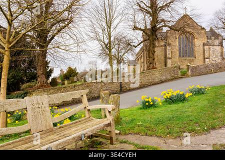 Blick auf St. Leonard's Pfarrkirche im malerischen Dorf Forest of Bowland National Landscape. Narzissen blühen am Straßenrand. Downham Lancashire Stockfoto