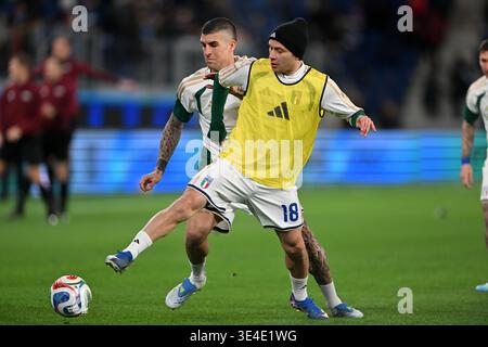 Nicolò Barella von Italien wurde von Gianluca Mancini von Italien während der FIFA-Weltmeisterschaft 2026 in der Qualifikation der Europameisterschaft KO-Play-offs zwischen Italien und Italien gefordert Stockfoto