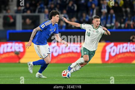 Alessandro Bastoni (Italien) wurde von Jamie Donley (Nordirland) während der FIFA Fussball-Weltmeisterschaft 2026 KO Play-offs-Match zwischen den Qualifikationsspielern gefordert Stockfoto