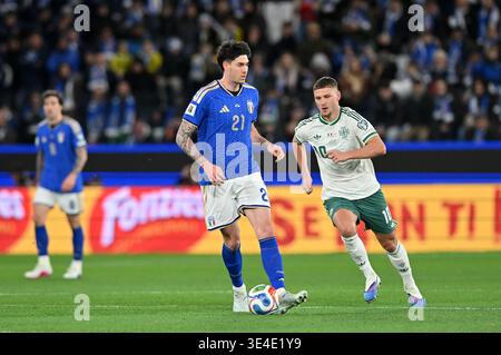 Alessandro Bastoni (Italien) wurde von Jamie Donley (Nordirland) während der FIFA Fussball-Weltmeisterschaft 2026 KO Play-offs-Match zwischen den Qualifikationsspielern gefordert Stockfoto