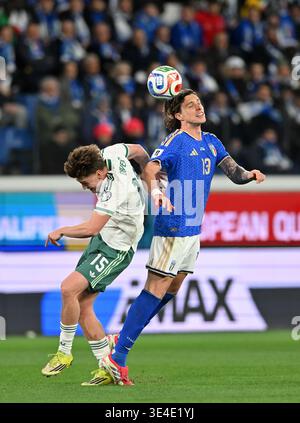 Riccardo Calafiori aus Italien kämpft mit Justin Devenny aus Nordirland während der FIFA Fussball-Weltmeisterschaft 2026 in der Europameisterschaft KO um den Ball Stockfoto