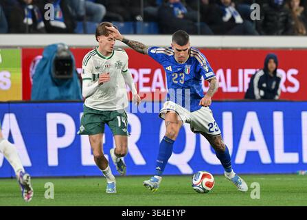 Gianluca Mancini (Italien) wurde von Isaac Price (Nordirland) während der FIFA-Weltmeisterschaft 2026 in der Qualifikation der Europameisterschaft KO-Play-offs dazwischen herausgefordert Stockfoto