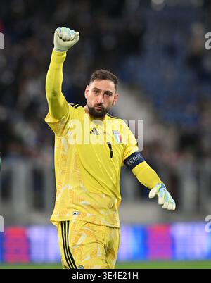 Gianluigi Donnarumma aus Italien dankt den Fans beim KO-Play-offs-Spiel zwischen Italien und Nordirland zur FIFA-Weltmeisterschaft 2026 Stockfoto