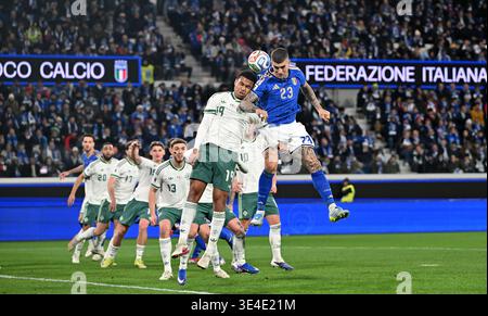 Gianluca Mancini (Italien) kämpft um den Ball mit Shea Charles (Nordirland) während der FIFA Fussball-Weltmeisterschaft 2026 KO-Play-offs Stockfoto