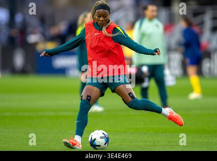 Eine Fußballspielerin wärmt sich vor einem Spiel auf. Stockfoto