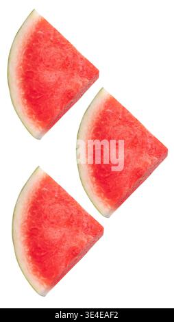 Der Satz frischer reifer roter Wassermelonenfrüchte in drei Scheiben oder Stücken ist auf weißem Hintergrund mit Schnittpfad isoliert. Stockfoto
