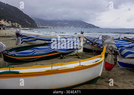 Die Boote fuhren im Winter am Strand ab Stockfoto