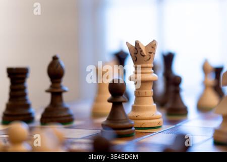Schachfiguren auf einem Schachbrett, geringe Schärfentiefe. Stockfoto