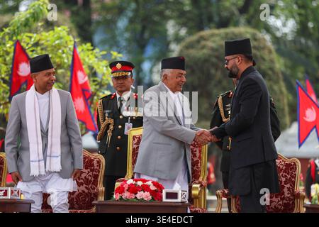 Kathmandu, Nepal. März 2026. Balendra Shah (1. R. R.) schüttelt am 27. März 2026 während einer Vereidigungszeremonie in Kathmandu, Nepal, die Hand mit dem nepalesischen Präsidenten RAM Chandra Poudel (2. R. R.). Balendra Shah, hochrangiger Führer der Rastriya Swatantra Party, wurde am Freitag bei einer besonderen Zeremonie im Präsidentenbüro in Kathmandu, der Hauptstadt Nepals, als nepalesischer Premierminister vereidigt. Stunden vor der Vereidigung wurde Shah gemäß der Verfassung Nepals zum 47. Premierminister des Landes ernannt. Quelle: Sulav Shrestha/Xinhua/Alamy Live News Stockfoto