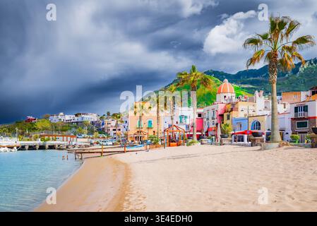 Ischia, Italien. Altstadt von Forio di Ischia und Sandstrand, Phlegräische Inseln in Kampanien. Stockfoto