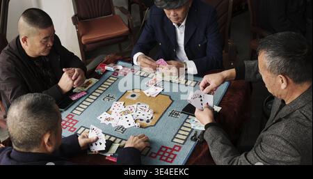 Chengdu, Sichuan, China. Männer Spielen Karten. Freundliche Spielkarten. Leute Spielen Kartenspiele Auf Der Straße. Hände von Kartenspielern, Nahansicht. Chinesisch Stockfoto
