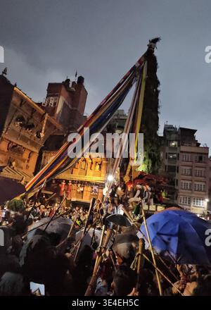 Kathmandu, Nepal. März 2026. Am 27. März 2026 wird der Seto Machhindranath Chariot festival.in in Kathmandu in Nepal gebetet. (Kreditbild: © Sunil Sharma/ZUMA Press Wire) NUR REDAKTIONELLE VERWENDUNG! Nicht für kommerzielle ZWECKE! Stockfoto