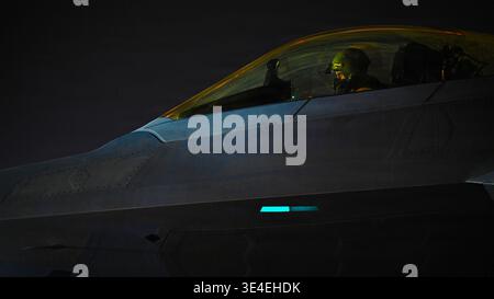Nicht Offengelegter Standort, Usa. 14. März 2026. Ein Pilot der US-Luftwaffe fährt einen F-22 Raptor Tarnjäger, während er sich auf eine Mission zur Unterstützung der Operation Epic Fury am 15. März 2026 von einem unbekannten Ort aus vorbereitet. Kredit: US Air Force/US Air Force/Alamy Live News Stockfoto
