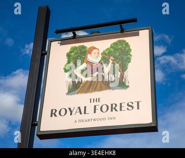 London, Großbritannien - 10. März 2026: Schild vor dem Royal Forest Hotel and Pub, das sich an der Ranger's Road in Chingford, London, Großbritannien befindet. Stockfoto
