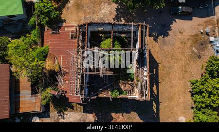 Ein atemberaubend schönes verlassenes französisches Kolonialgebäude in der Altstadt von Savannakhet, Laos, mit eleganter europäischer Architektur und bogenförmigen Eingängen Stockfoto