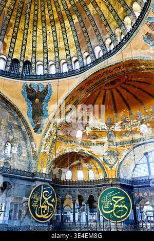 Im Inneren der Hagia Sophia Grand Moschee bewundern Besucher die Kuppel und die Kalligraphie. Der Ort hat eine reiche Geschichte und ist nach wie vor ein wichtiger Ort in Istanbul. Stockfoto