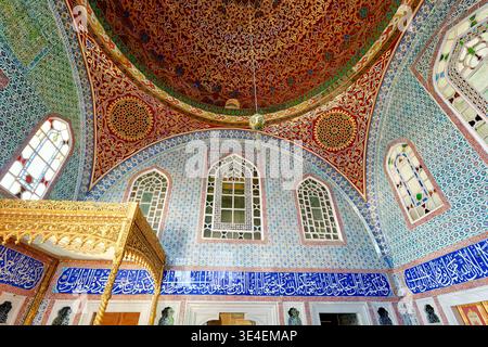Besucher sehen detaillierte Dekorationen in der Geheimkammer von Murat III. Im Topkapi Palace Harem in Istanbul, Türkei. Stockfoto