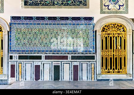 Besucher bewundern die komplizierten Wanddekorationen im Topkapi-Palast in Istanbul, die feine Handwerkskunst und historische Kunst zeigen. Stockfoto