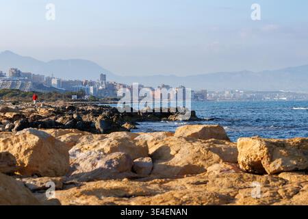 Blick auf die Arenales del Sol und die Küste von Alicante von der Gemeinde Santa Pola mit unscharfen Felsen im Vordergrund Stockfoto