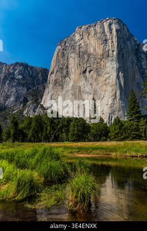 El Capitan auf der anderen Seite des Merced River im Yosemite National Park, Kalifornien, USA Stockfoto