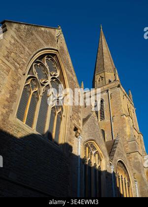 St. Helens Kirche an der Themse in Abingdon, schöner Sonnenaufgang im Frühling. Seit dem Jahr 995 befindet sich an diesem Ort ein christlicher Gottesdienst. Tatsächlich könnte ein sächsisches Münster seit dem 7. Jahrhundert hier gewesen sein. Die Kirche ist nach der Heiligen Helen benannt, der Mutter Kaiser Konstantin, der das Christentum zur offiziellen Staatsreligion Roms machte. Es wird vermutet, dass sie in ihrem Alter das Heilige Land besuchte und Bruchstücke des Kreuzes fand. Stockfoto
