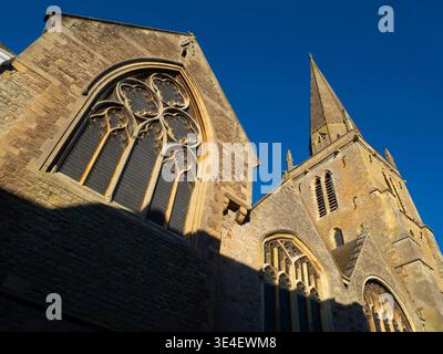 St. Helens Kirche an der Themse in Abingdon, schöner Sonnenaufgang im Frühling. Seit dem Jahr 995 befindet sich an diesem Ort ein christlicher Gottesdienst. Tatsächlich könnte ein sächsisches Münster seit dem 7. Jahrhundert hier gewesen sein. Die Kirche ist nach der Heiligen Helen benannt, der Mutter Kaiser Konstantin, der das Christentum zur offiziellen Staatsreligion Roms machte. Es wird vermutet, dass sie in ihrem Alter das Heilige Land besuchte und Bruchstücke des Kreuzes fand. Stockfoto