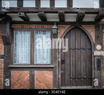 Die Vorderansicht von Miss Batts Cottage, einem rustikalen Tudor-Fachwerkgebäude in Bishops Waltham, Hampshire Stockfoto