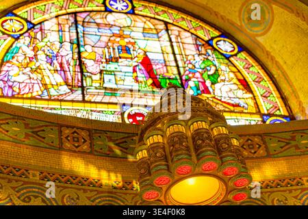 Barcelona, ​​Spain. Februar 2014. Messinglampe im arabischen Stil, die von der Decke des Expiatory Temple of Sacred Heart hängt, gekachelte Wand und wunderschöne Flecken Stockfoto