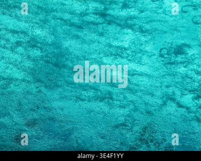 Geschäumte Wasseroberfläche aus nächster Nähe. Viele Luftblasen auf einem Hintergrund aus türkisfarbenem Wasser. Schöner abstrakter Aqua-Hintergrund Stockfoto