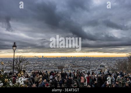 Paris, Frankreich – 1. Januar 2026: Touristen genießen den Panoramablick über Paris vom Vorplatz der Basilika Sacré-Cœur in Montmartre, illustra Stockfoto