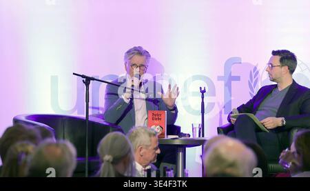 Charity Talk Unterhaltung am Meer zugunsten von UNICEF Nick Wilder praesentiert sein neues Buch Vaterliebe, rechts Moderator Christopher Scheffelmeier Timmendorfer Strand *** Charity Talk Unterhaltung am Meer zu Hilfe von UNICEF Nick Wilder präsentiert sein neues Buch Vaterliebe, rechts Moderator Christopher Scheffelmeier Timmendorfer Strand Stockfoto