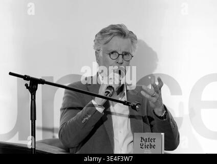 Charity Talk Unterhaltung am Meer zugunsten von UNICEF Nick Wilder praesentiert sein neues Buch Vater Liebe Timmendorfer Strand *** Charity Talk Unterhaltung am Meer zu Hilfe von UNICEF Nick Wilder präsentiert sein neues Buch Vater Liebe Timmendorfer Strand Stockfoto
