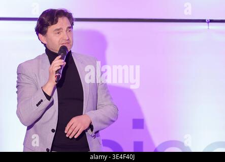 Lenn Kudrjawizki zu Gast bei Charity Talk Unterhaltung am Meer zugunsten von UNICEF Timmendorfer Strand *** Lenn Kudrjawizki als Gast bei Charity Talk Unterhaltung am Meer zugunsten von UNICEF Timmendorfer Strand Stockfoto