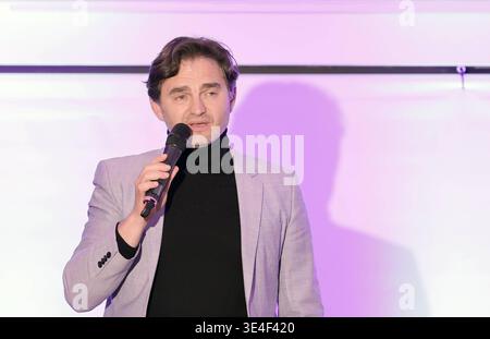 Lenn Kudrjawizki zu Gast bei Charity Talk Unterhaltung am Meer zugunsten von UNICEF Timmendorfer Strand *** Lenn Kudrjawizki als Gast bei Charity Talk Unterhaltung am Meer zugunsten von UNICEF Timmendorfer Strand Stockfoto