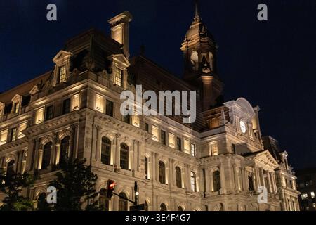 Nächtliche Architektur des Rathauses von Montreal. Historisches Regierungsgebäude in Quebec, Kanada Stockfoto