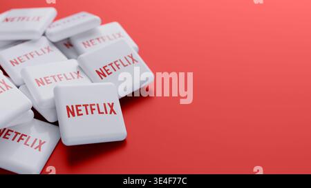 Nahaufnahme des Logos der Netflix-Video-Streaming-Plattform in einem Stapel auf rotem Hintergrund mit einem Kopierbereich als Kopfzeile für Webbanner Stockfoto