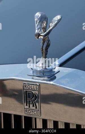 Raanana, Israel – 2. August 2025: Ein Rolls Royce Logo und Kapuzenschmuck auf einer Autoausstellung in Israel. Stockfoto