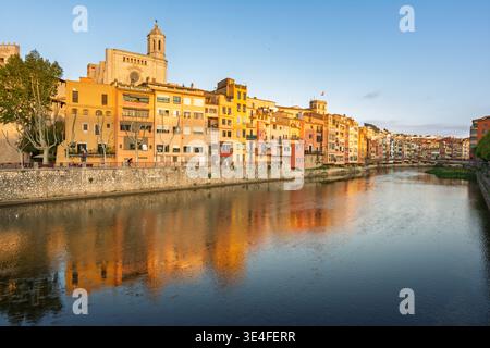 Häuser am Fluss Girona Onyar und Kathedrale Stockfoto