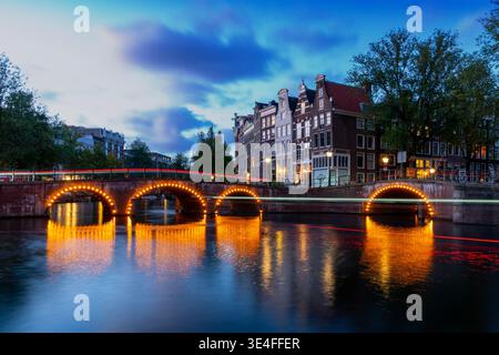 Amsterdam, Niederlande – 18. September 2024 – Keizersgracht und Leidse Kreuzung Canal Dusk Reflections. Die historische Architektur und Kanäle mit Stockfoto