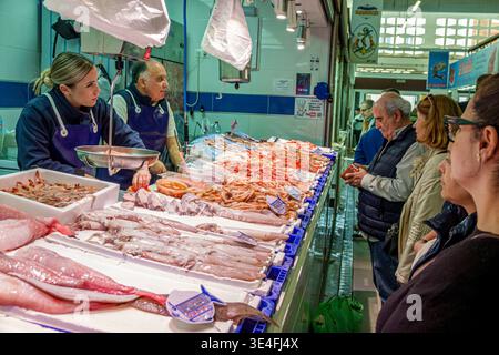 Malaga Spanien, Andalusien, Mercado Municipal de Huelin, Marktplatz, überdachtes Inneres, Castizo kulinarische Kultur, Erwachsene Frauen, weibliche Meeresfrüchte Verkäufer Stockfoto