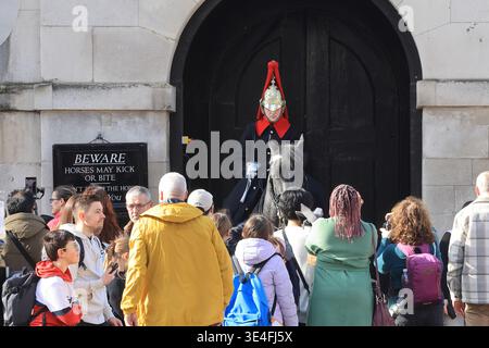 Touristenmassen bei der Horseguards Parade auf Whitehall, im Zentrum von London, Großbritannien Stockfoto